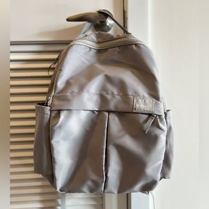 Lululemon Everyday Backpack 2.0 23L — Seal Grey